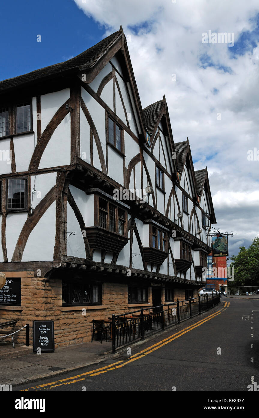 Antiguo edificio de entramado de madera, El Dragón Verde, Broadgate Pub en el Canal Brayford, Lincoln, Lincolnshire, England, United Kingd Foto de stock
