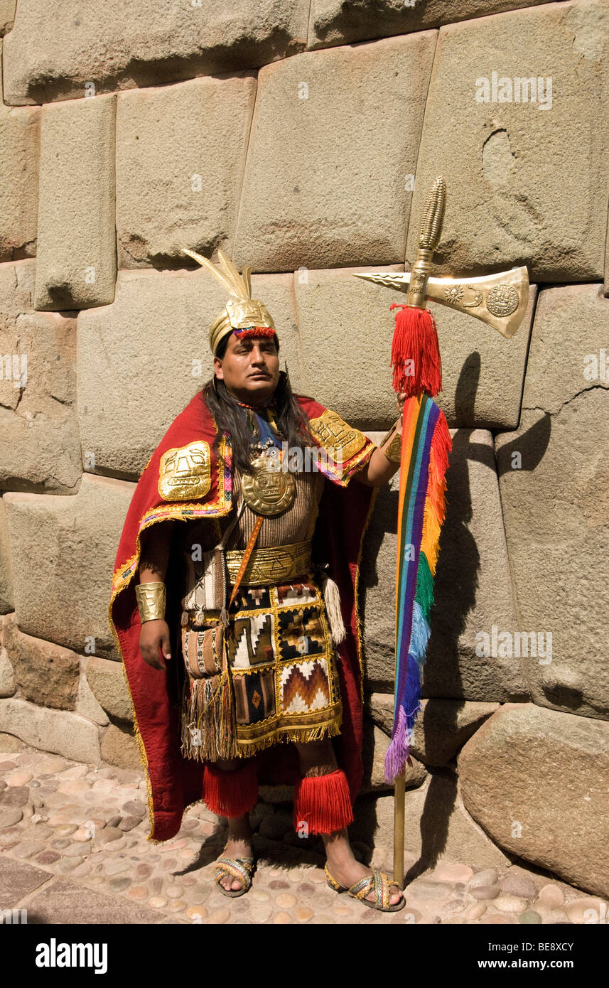 Peru, Cusco, Sitio del Patrimonio Mundial de la UNESCO, Inca hombre vestido  con traje tradicional ceremonial Fotografía de stock - Alamy