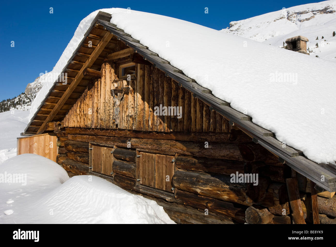 Lodge de montaña cubiertas de nieve en la alta meseta Plaetzwiese, dolomitas, Tirol del Sur, Italia, Europa Foto de stock