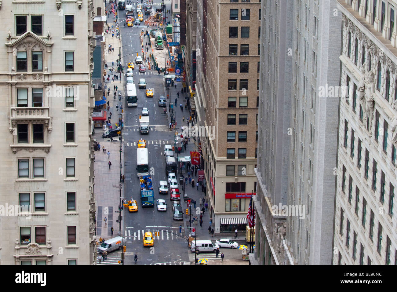 Escena de una calle en el centro de Manhattan, Ciudad de Nueva York Foto de stock