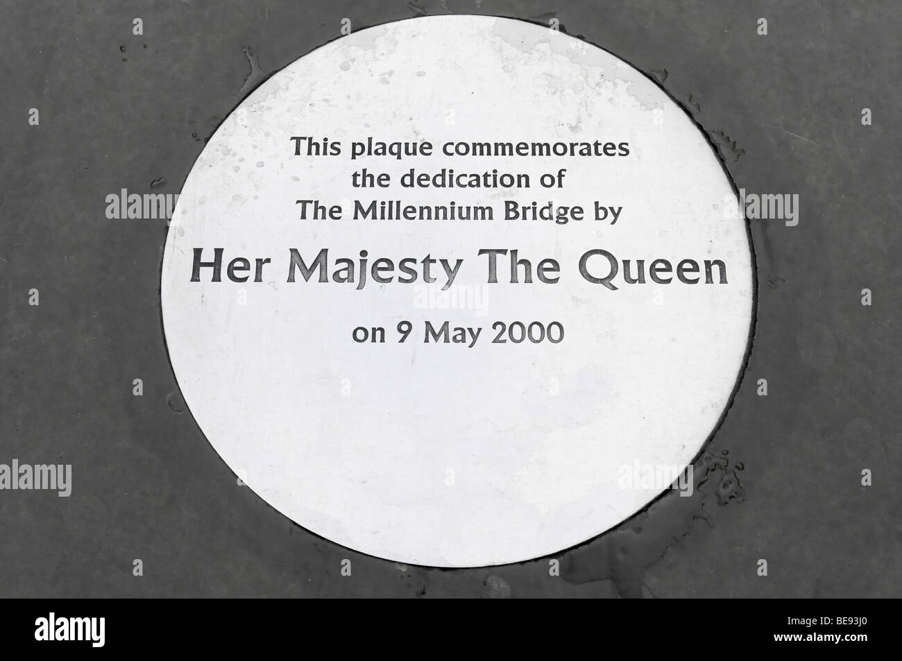 Placa conmemorativa de la Reina, la placa base, el Millennium Bridge, Londres, Inglaterra, Reino Unido, Europa Foto de stock
