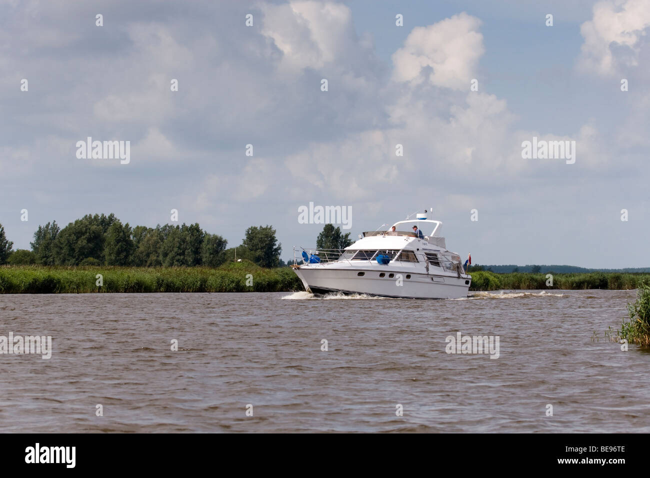 Yate en barco; Parque Nacional Lauwersmeer Motorjacht en Nationaal Park Lauwersmeer Foto de stock