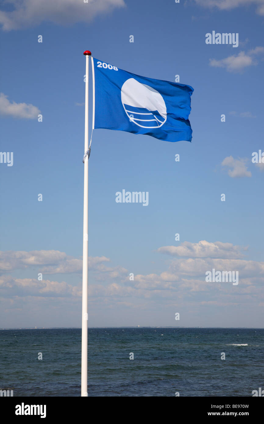 La Bandera Azul europea por playas. Foto de stock