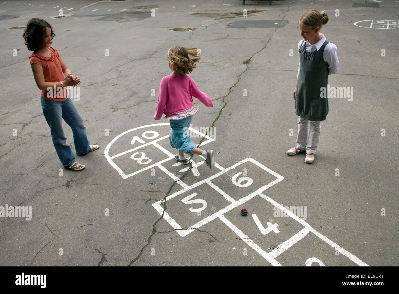 Niños jugando rayuela Fotografía de stock - Alamy