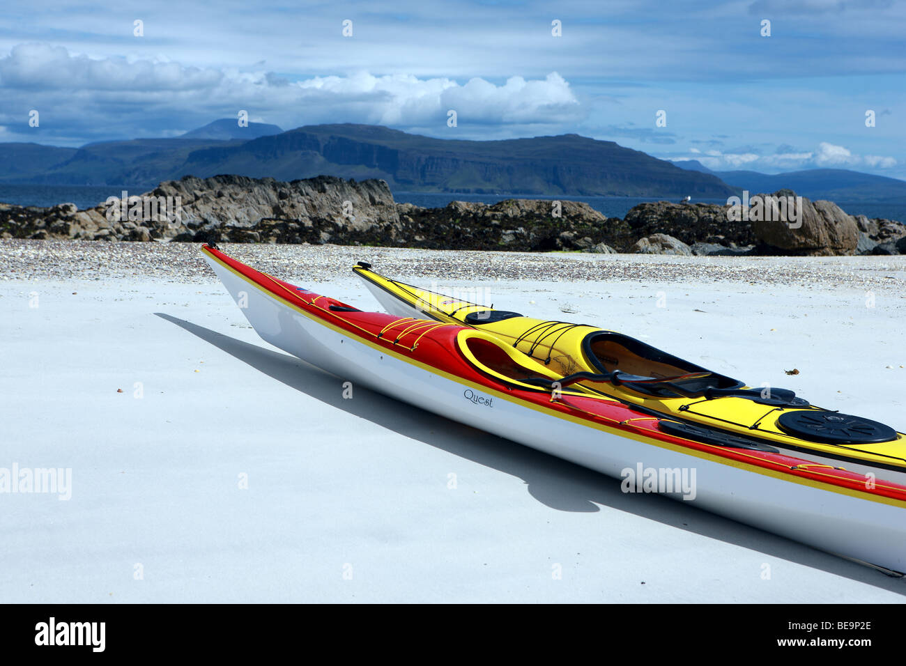 Dos kayaks en una playa de arena en una isla desierta en el interior de las Hébridas Foto de stock