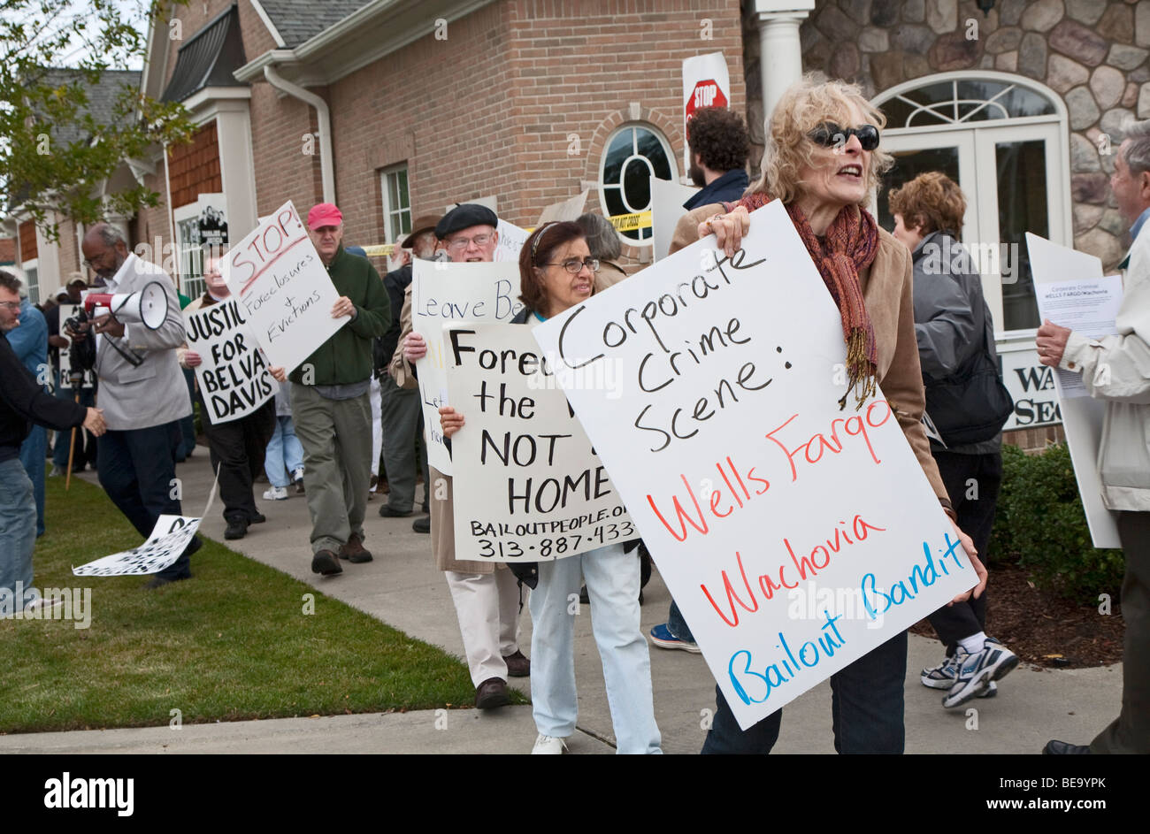 Los residentes de Detroit protesta exclusión del banco de su casa del vecino. Foto de stock