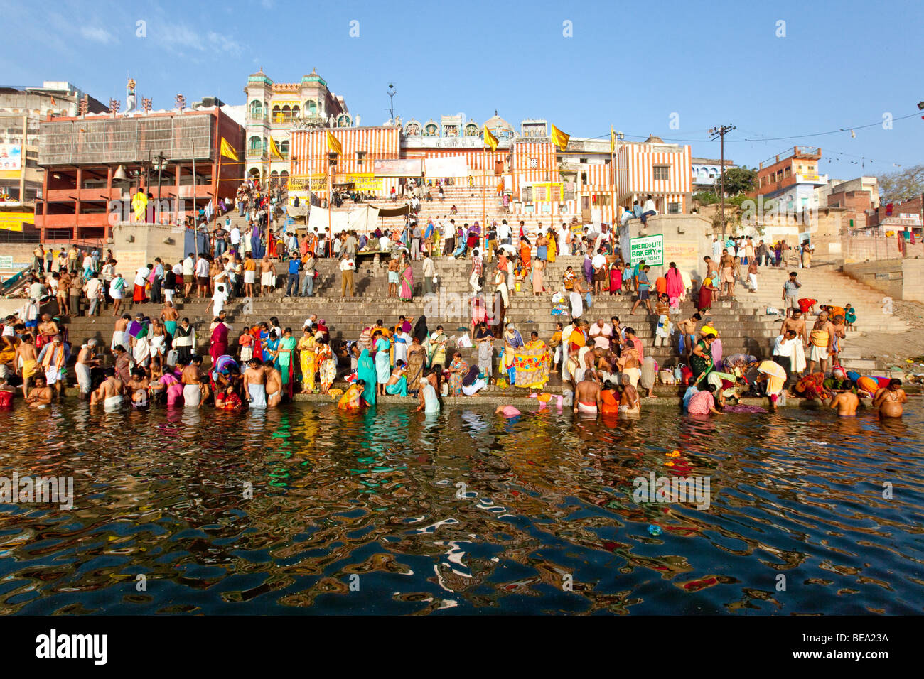 Bañarse en el río Ganges en Nedar Ghat en Varanasi, India Foto de stock