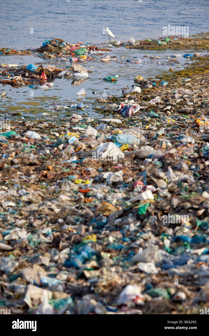 La contaminación a lo largo de la orilla del río Ganges en Varanasi, India Foto de stock