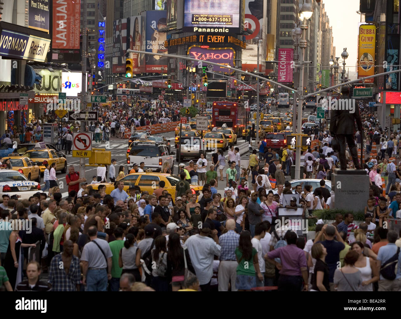 La aparición de centros comerciales en la zona de Times Square de Nueva York, ha hecho de la zona más concurrida que nunca. Foto de stock