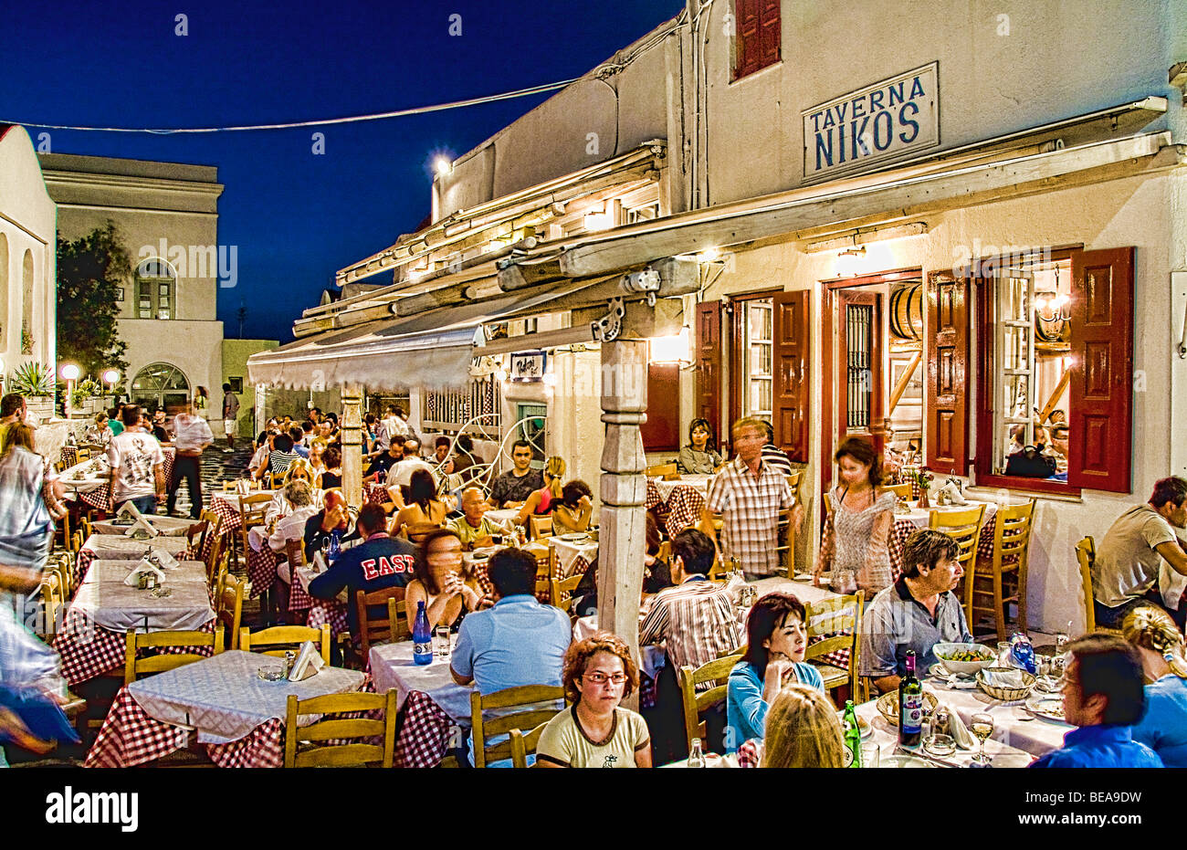 Foto de noche hermosa Mykonos Grecia y restaurante llamado Nikos Taverna en  tiendas del centro de la ciudad Fotografía de stock - Alamy