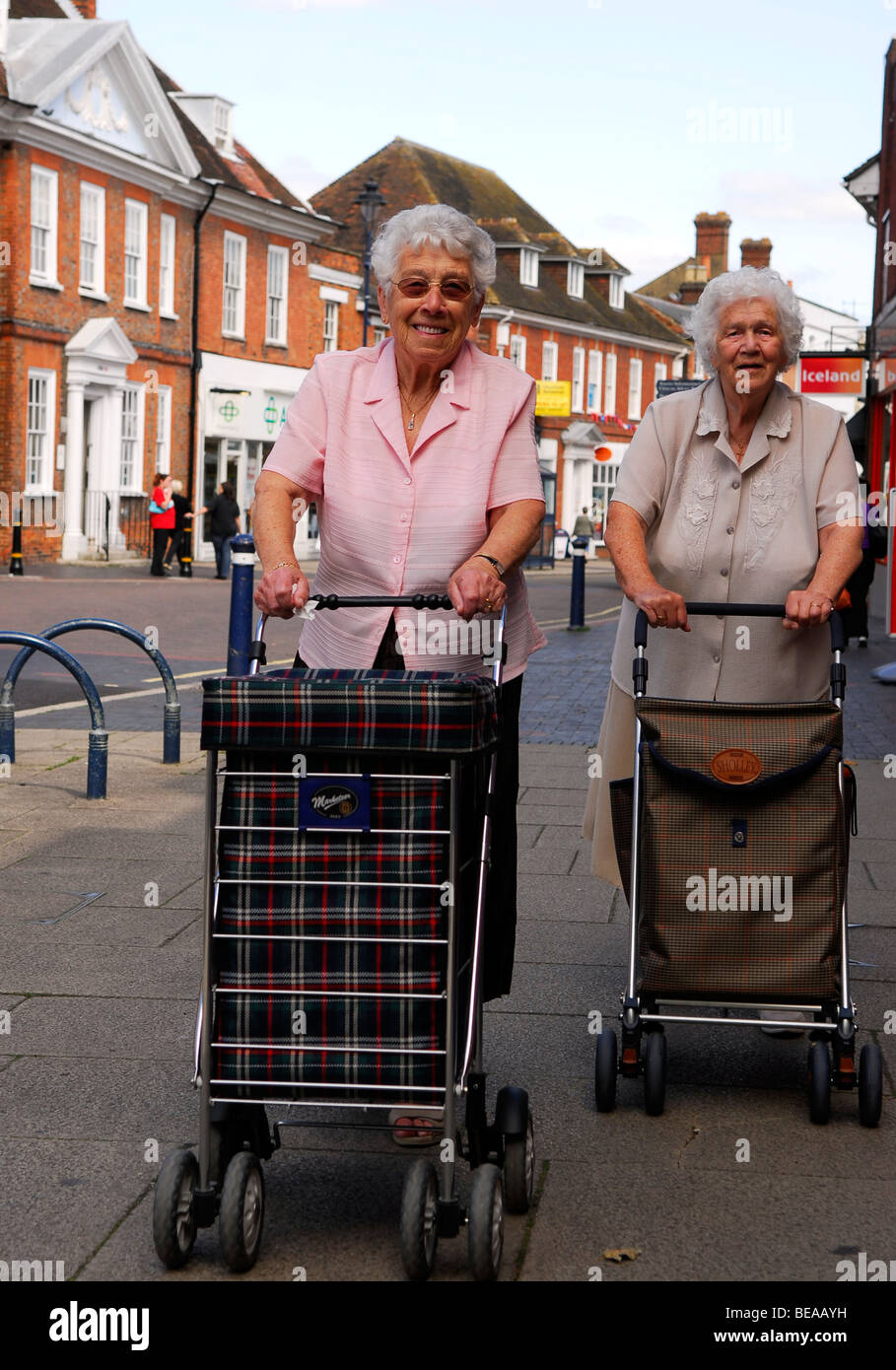 Old woman pushing shopping trolley fotografías e imágenes de alta  resolución - Alamy