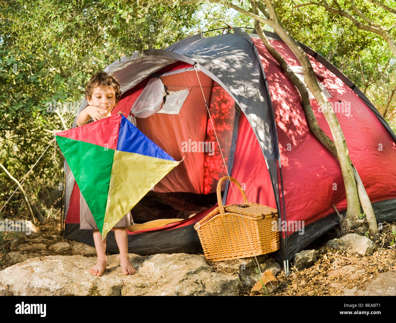 Tent and picnic basket fotografías e imágenes de alta resolución - Alamy