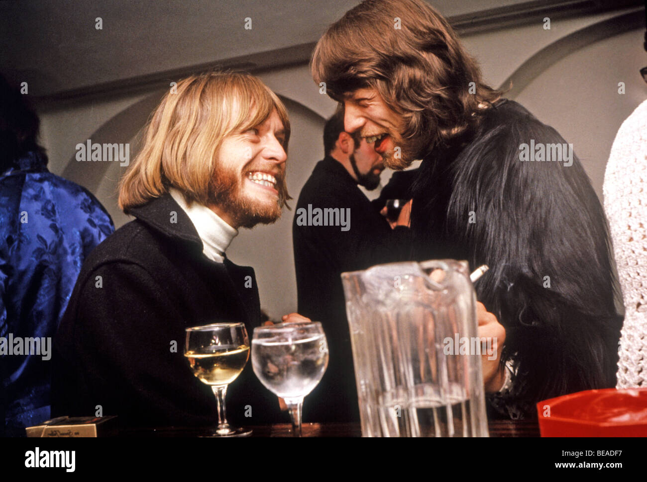 ROLLING STONES Brian Jones a la izquierda con Mick Jagger en Londres