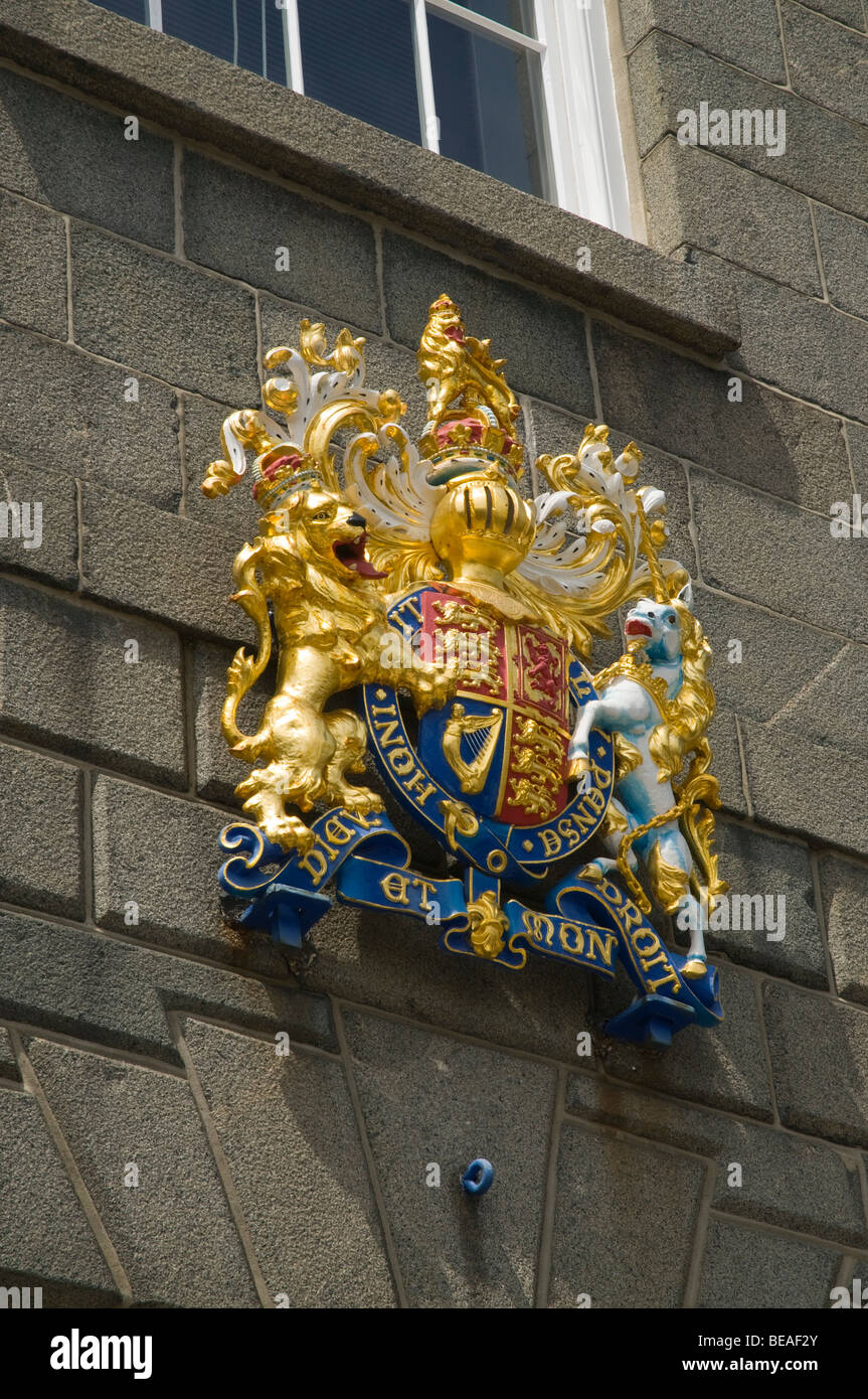 dh ST PETER PORT GUERNSEY Corte Real Británica Crest por encima de Old Royal Law Courts Guernsey reino unido Foto de stock
