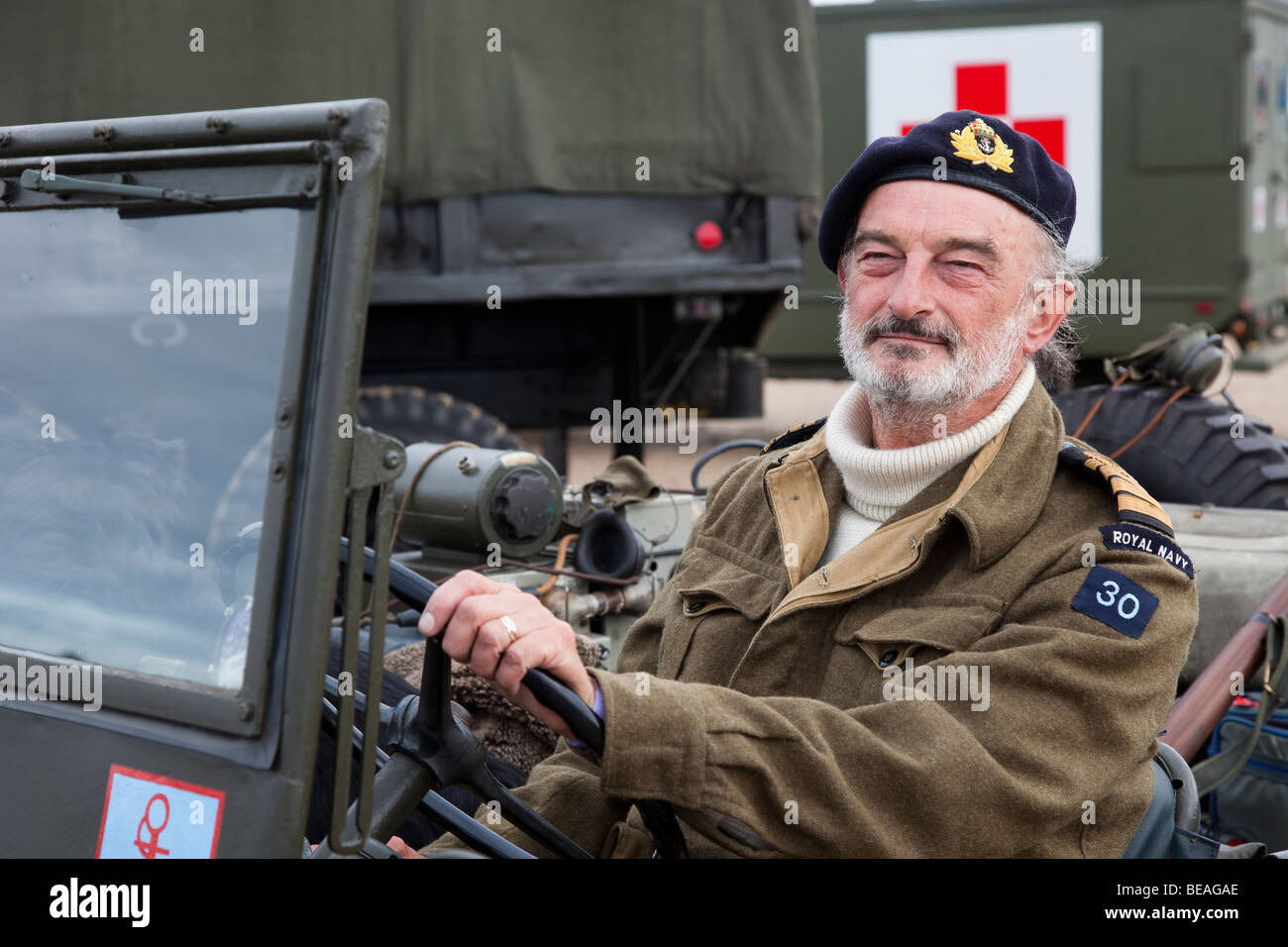 1940 Guerra Mundial, Segunda Guerra Mundial, Segunda Guerra Mundial, Segunda  Guerra Mundial, hombre del ejército de la Segunda Guerra Mundial. Reenactor  del soldado británico barbudo en uniforme militar con Lee Enfield Rifle,