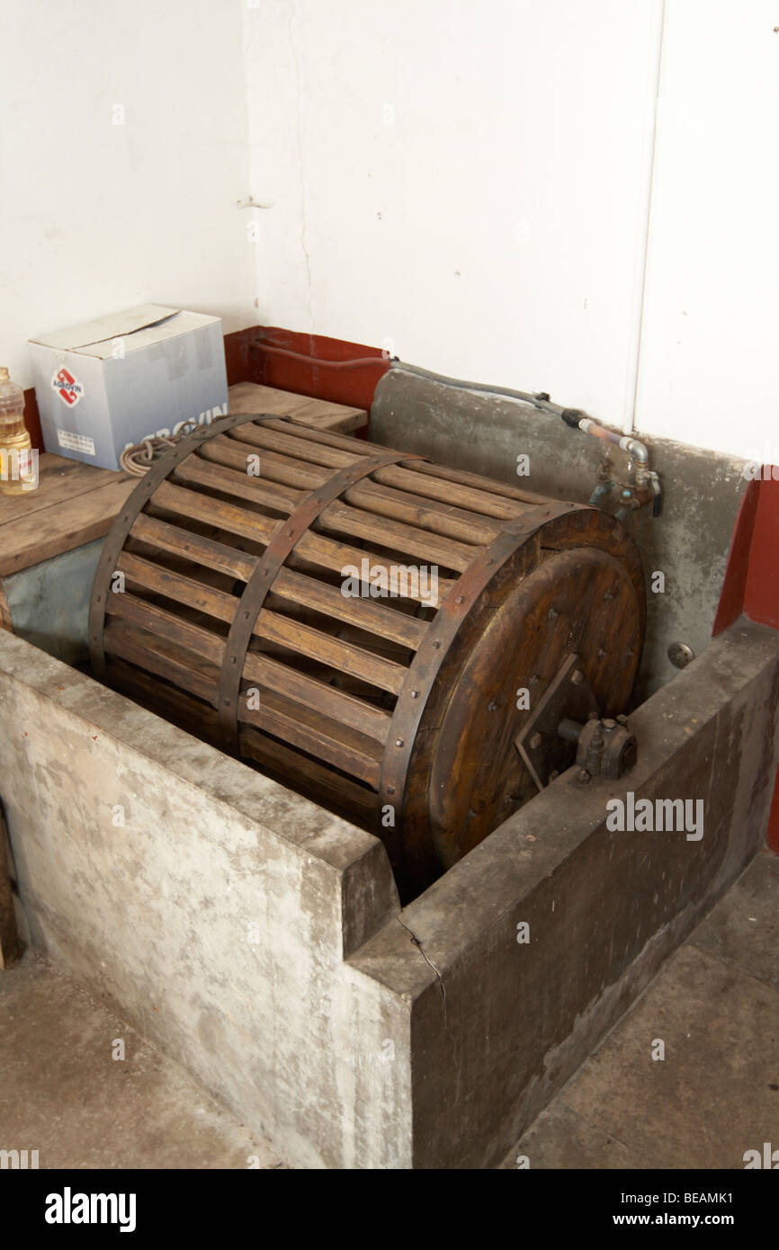 Una vieja lavadora de madera fotografías e imágenes de alta resolución -  Alamy