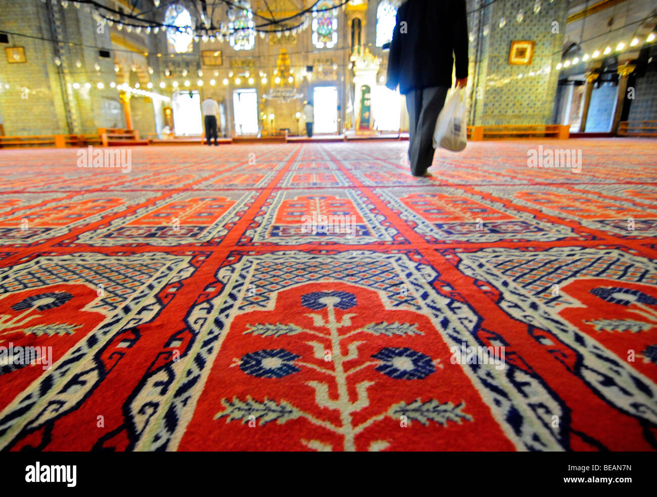Interior de una magnífica mezquita en Estambul, Turquía. Foto de stock
