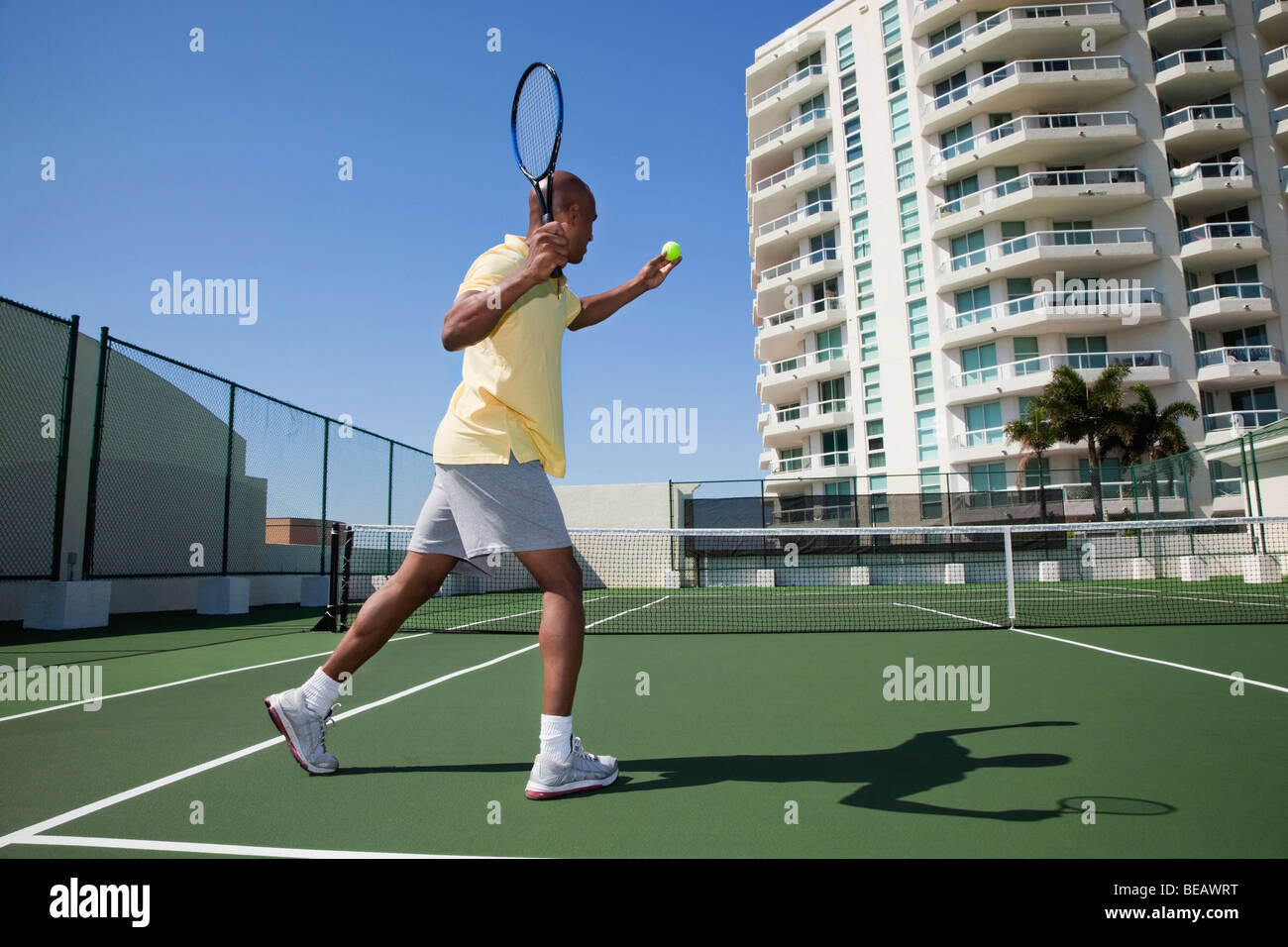 Hombre africano jugar tenis Foto de stock