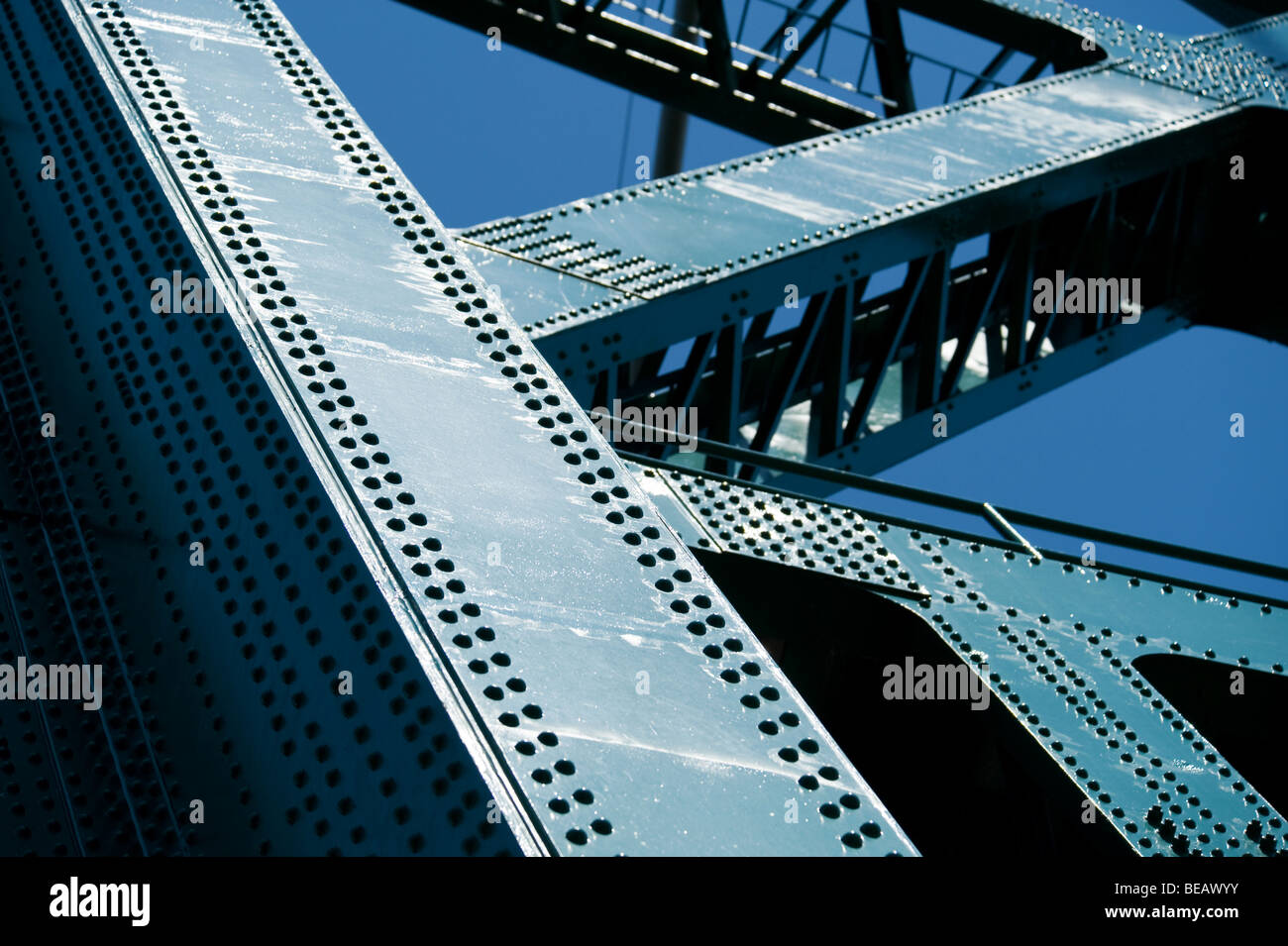 Compatibilidad con puente remachada en verde Foto de stock