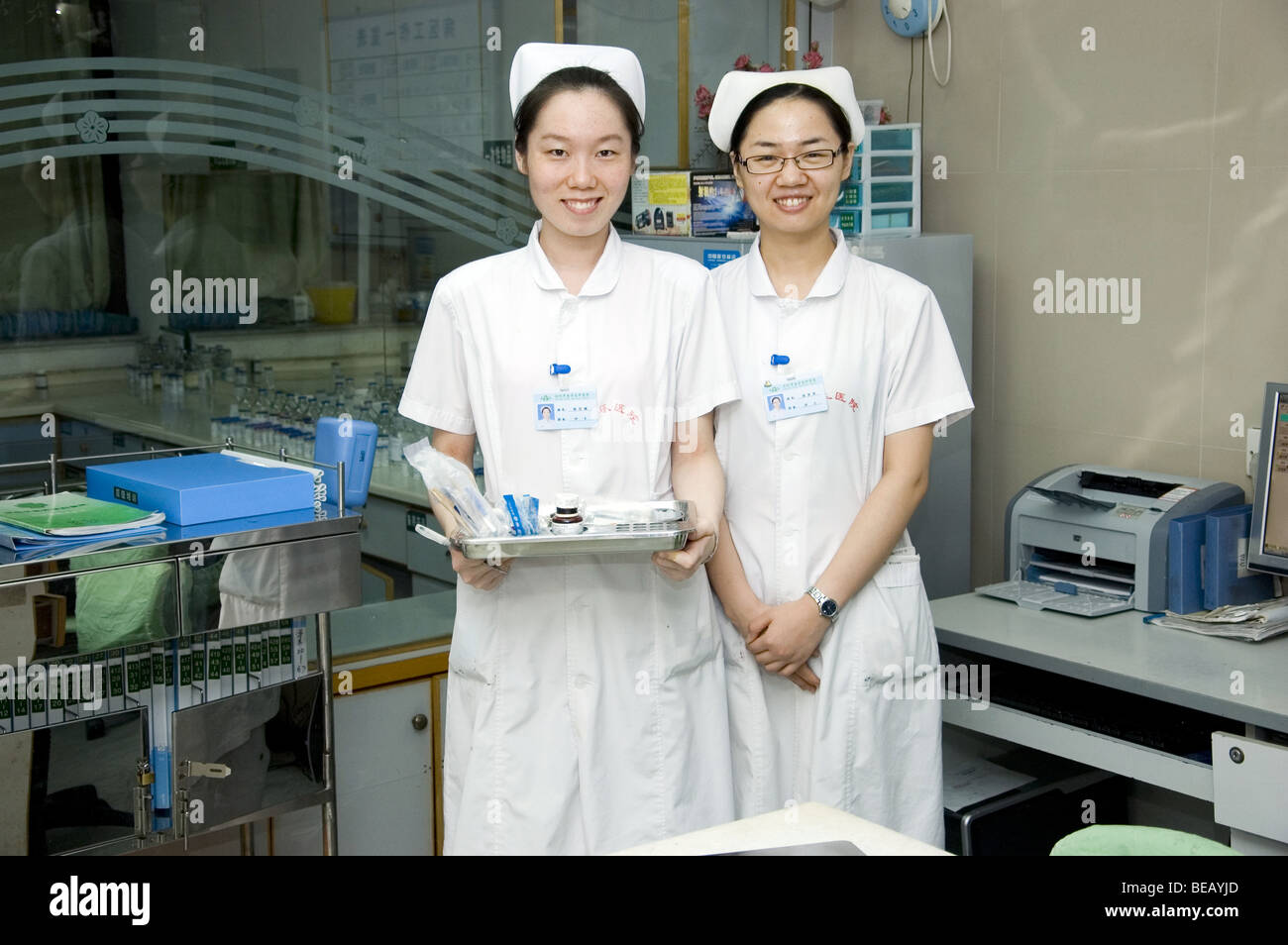 Shenzhen orthopedical hospital, estación de enfermeras. Jóvenes, felices y amables enfermeras chinas posando para fotos. Foto de stock