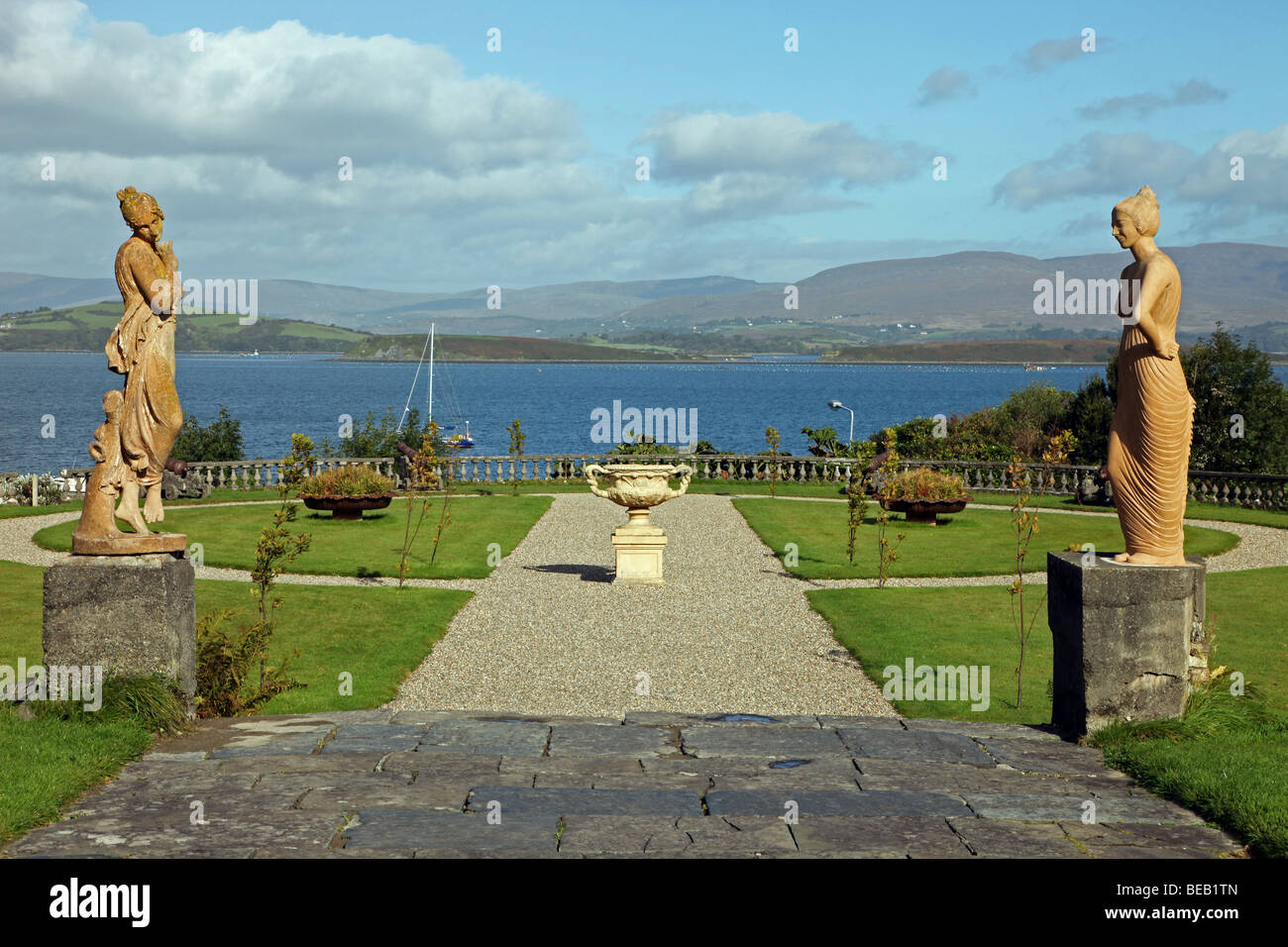 Estatuas en jardines de Bantry House, casa señorial de Irlanda con vistas a la bahía de Bantry Foto de stock