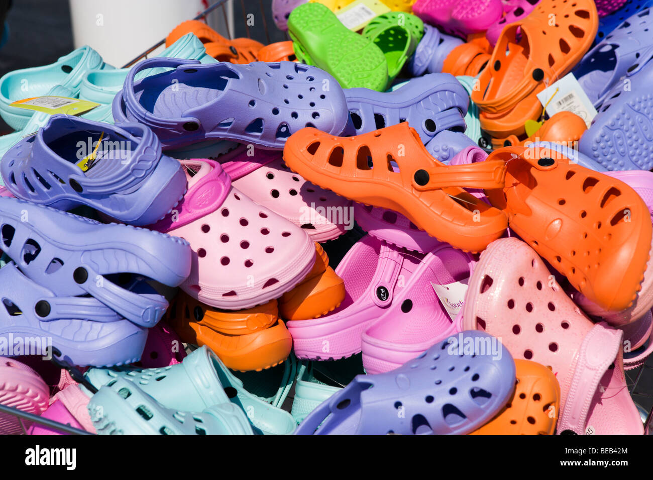 Estilo Crocs zapatos para la venta en el mercado, Lido di Camaiore, la  riviera toscana, Toscana, Italia Fotografía de stock - Alamy