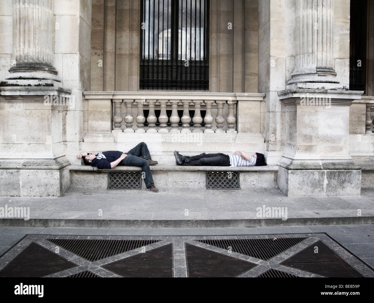 Dos turistas tomar algún descanso mientras visita el Lourve en París Foto de stock