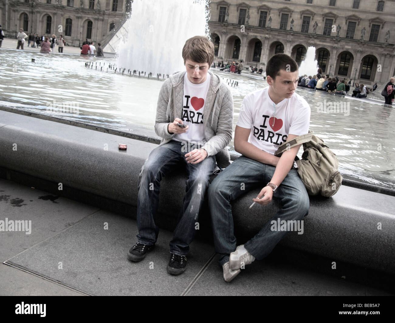 Dos hombres vestidos de I Love Paris t-shirts en el Museo Lourve, París Foto de stock