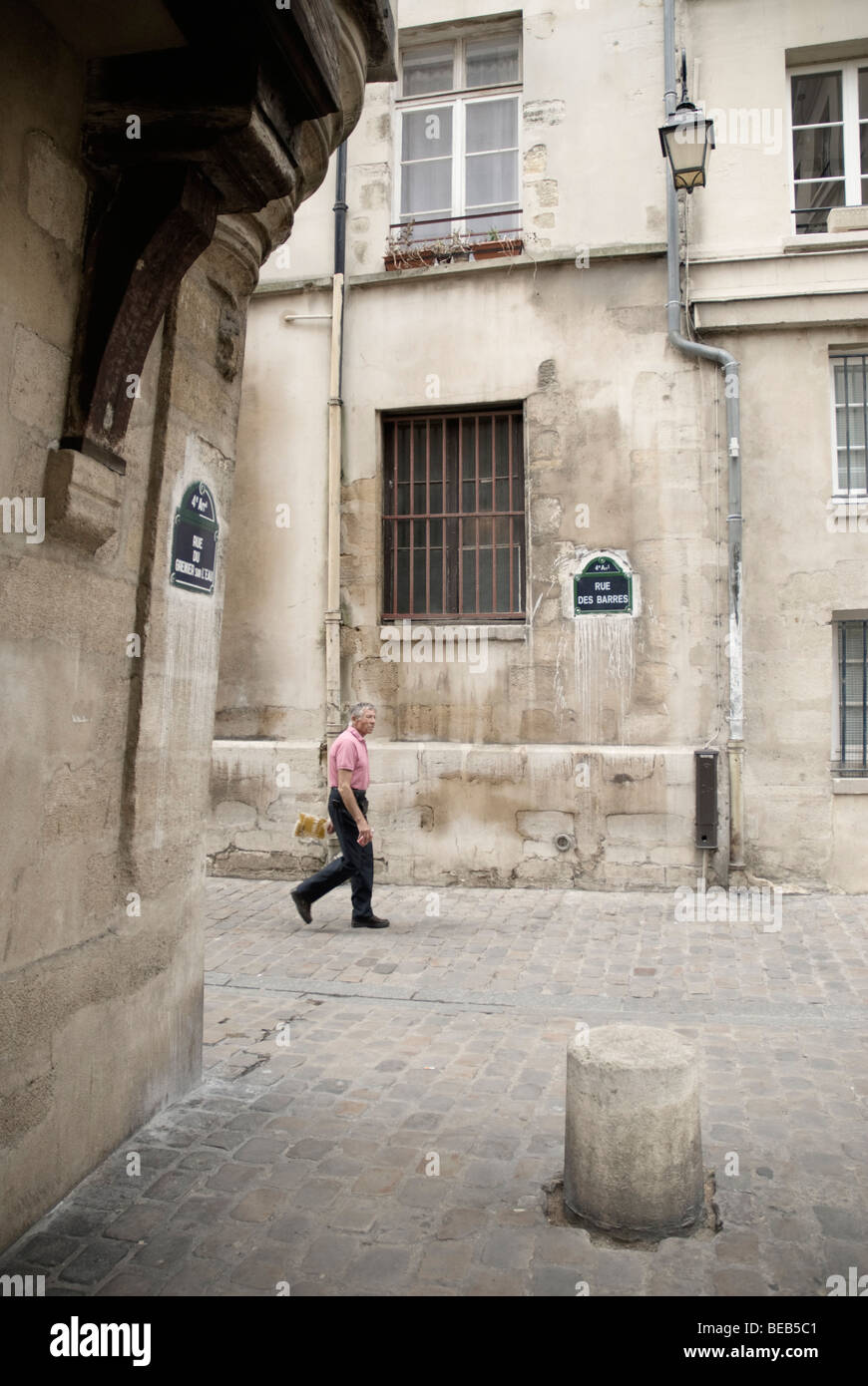 Hombre caminando por la Rue des Barres, una calle en 4th arrondissement de París Foto de stock