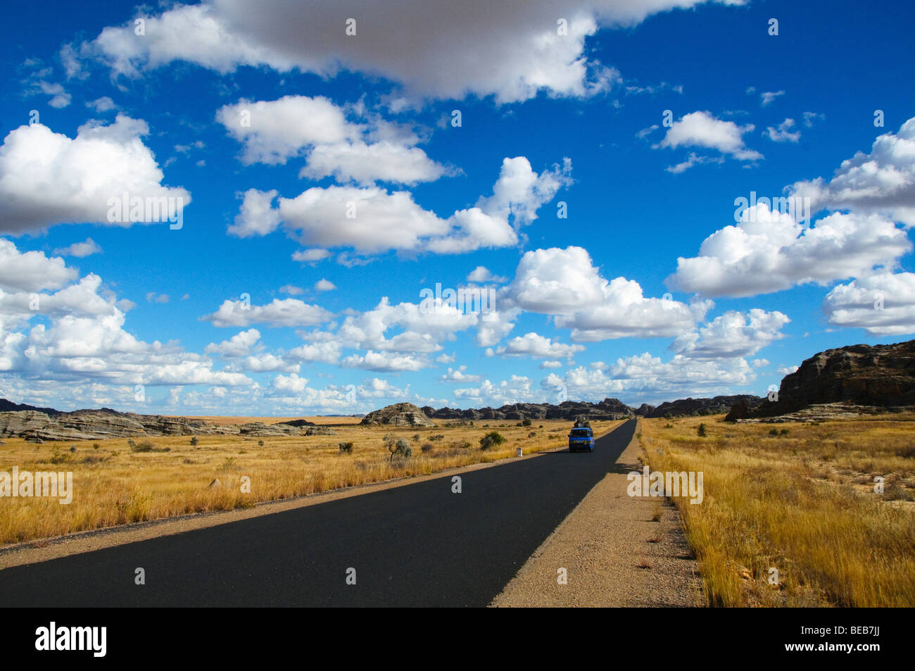Vacío abrir camino alrededor del Parque Nacional de Isalo en Madagascar Foto de stock