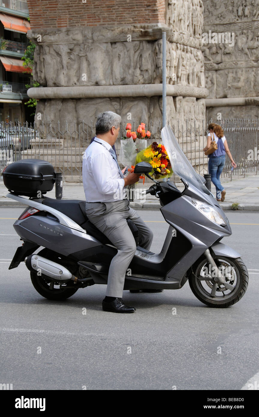 Hombre y moto scooter fotografías e imágenes de alta resolución - Alamy