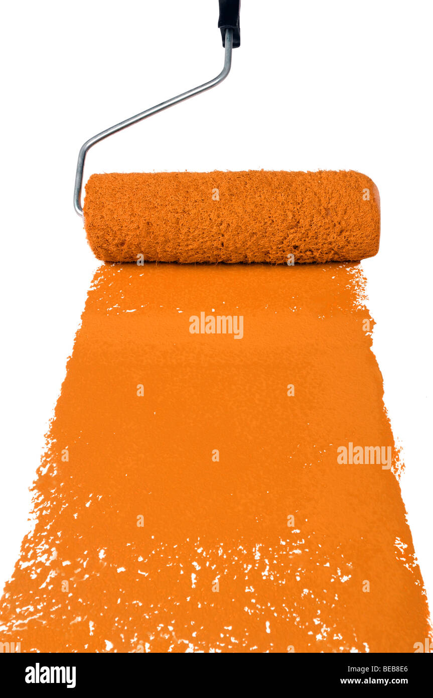 Rodillo para pintar con pintura naranja aislado sobre fondo blanco. Foto de stock