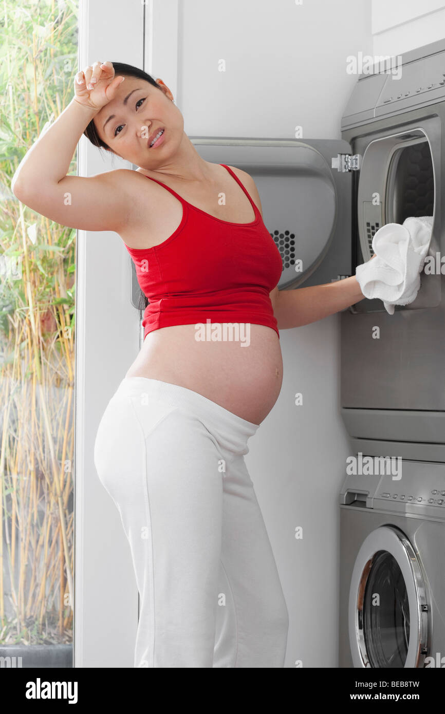 Molesta lavar ropa mujer embarazada Fotografía de stock - Alamy