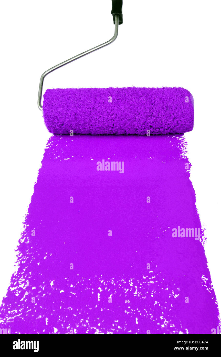 Rodillo para pintar con pintura púrpura aislado sobre fondo blanco. Foto de stock