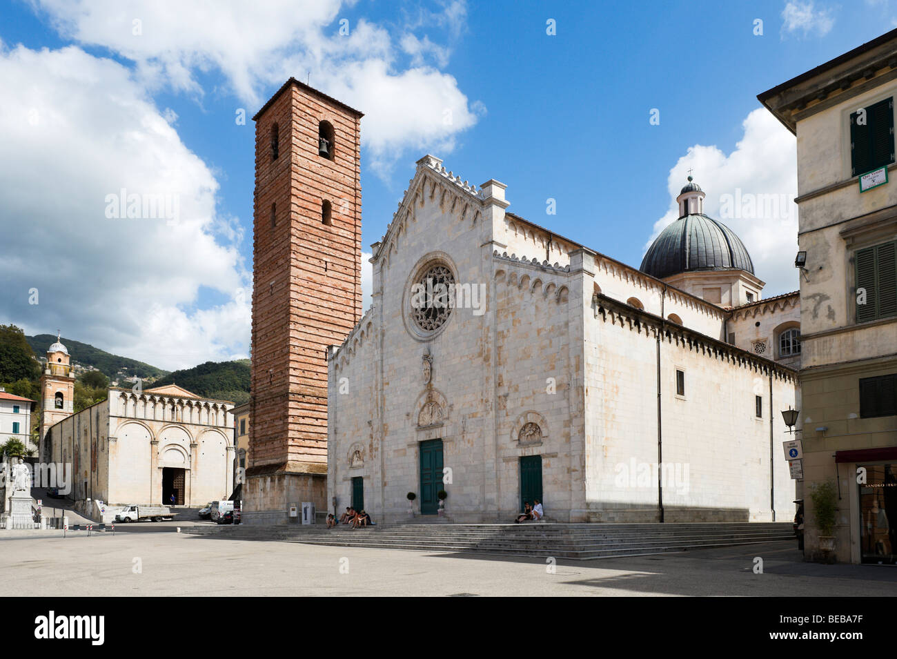 El Duomo, en el centro histórico de la ciudad de Pietrasanta, la Piazza del Duomo, la riviera toscana, Toscana, Italia Foto de stock