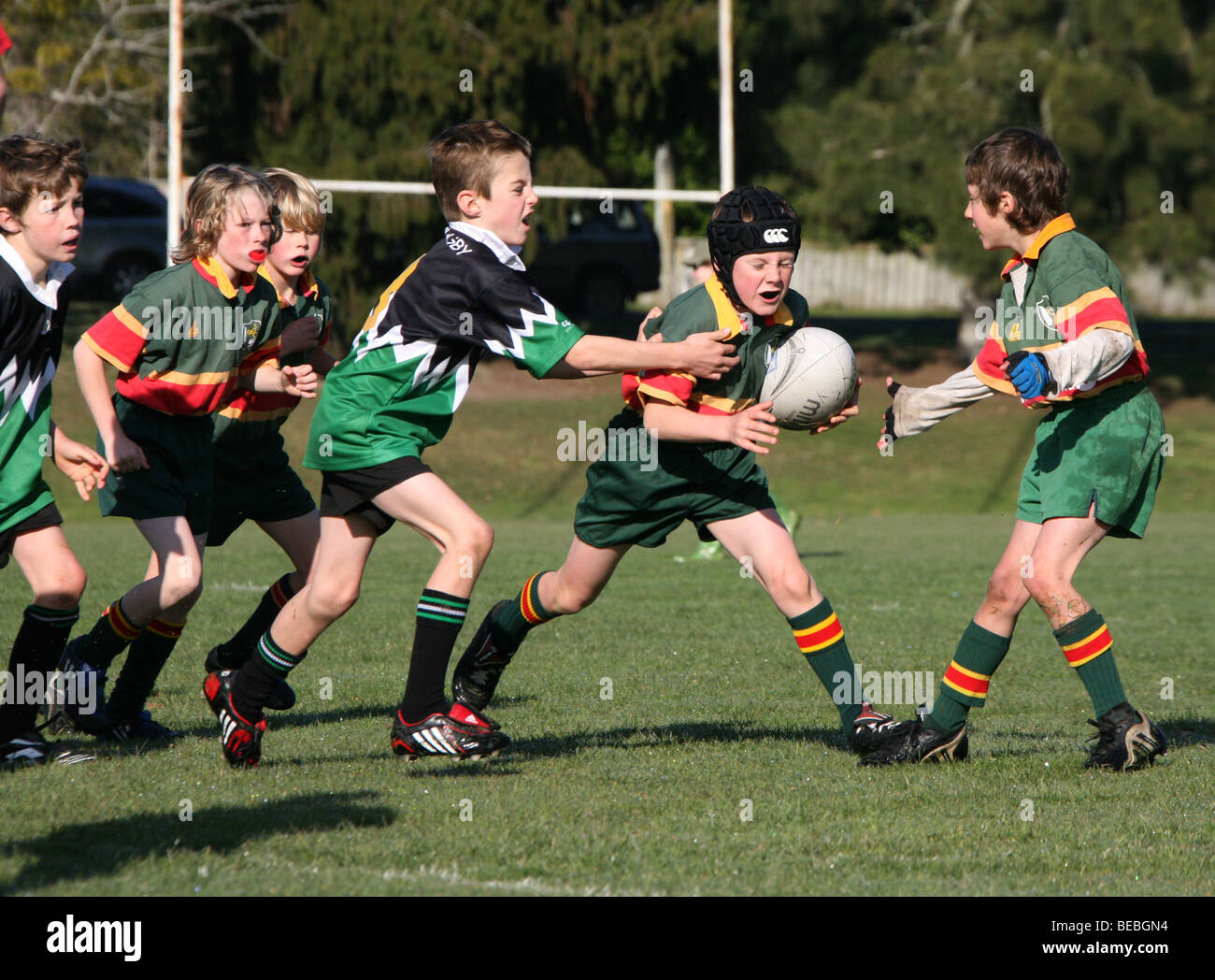 Los muchachos juegan rugby union en Nueva Zelanda Foto de stock