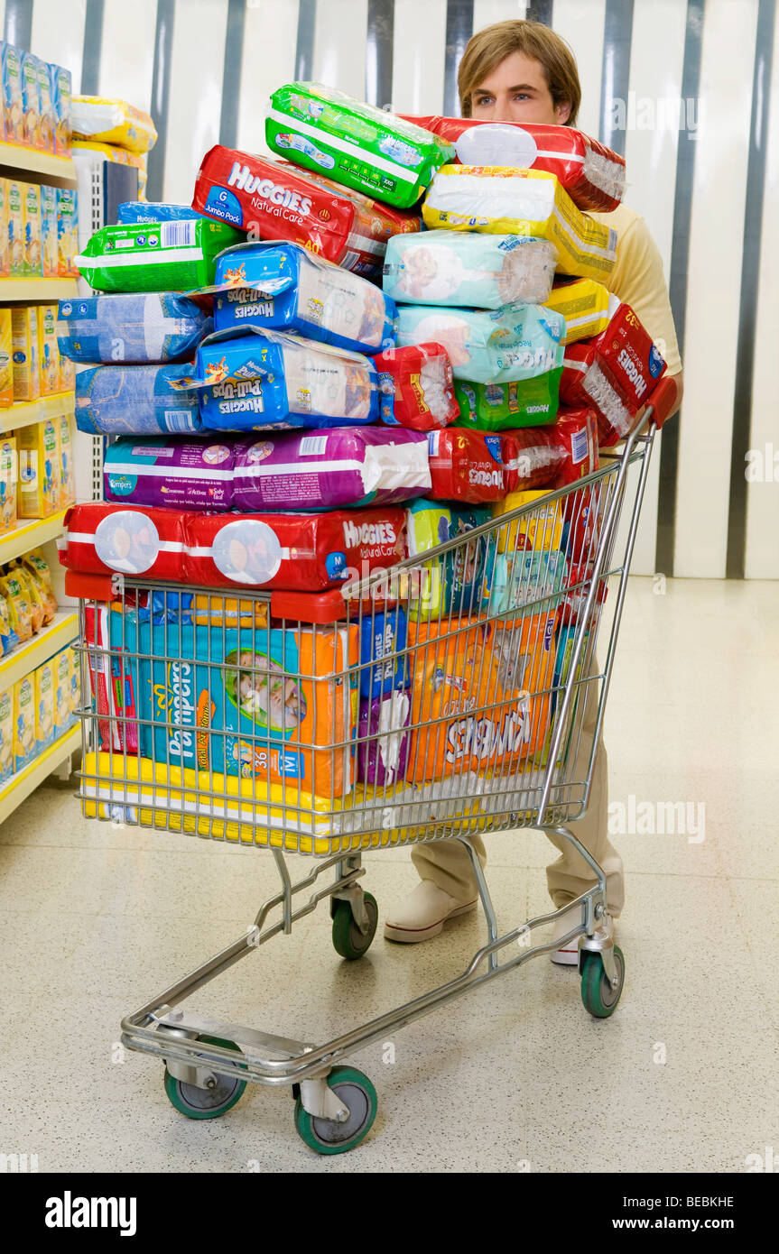 Hombre con un carrito de la compra cargado con pañales en un supermercado  Fotografía de stock - Alamy