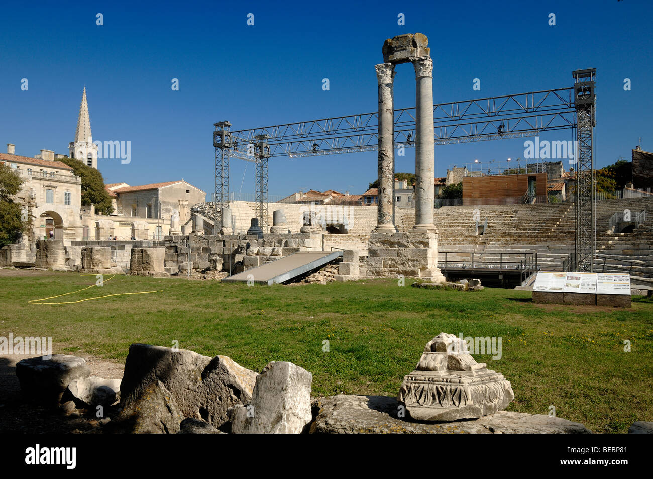 Antiguo teatro romano o el Teatro Arles con columnas de piedra y escultura contemporánea estructura iluminación Provence Francia Foto de stock