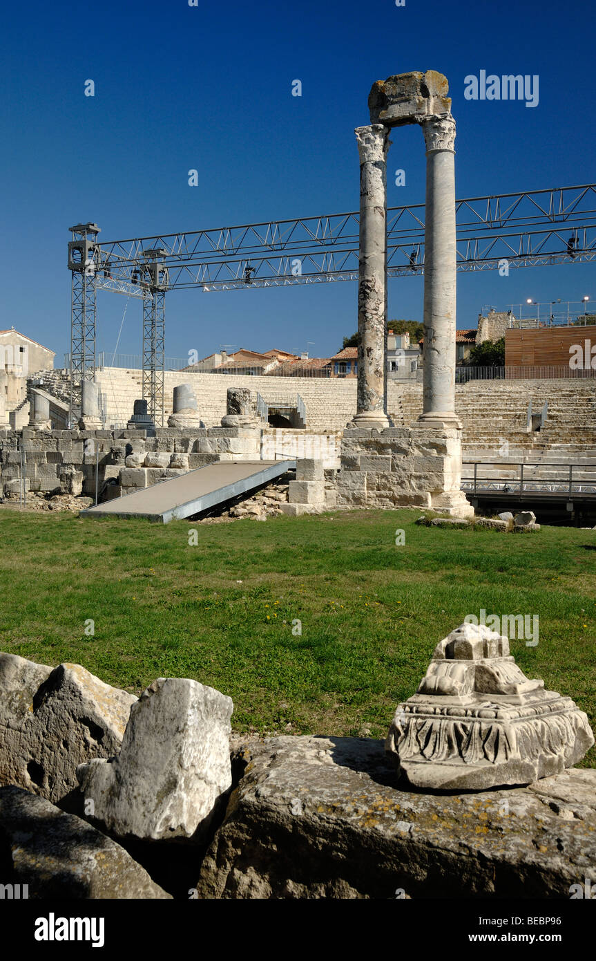 Antiguo teatro romano o el Teatro Arles con columnas de piedra y la iluminación contemporánea estructura Provence Francia Foto de stock