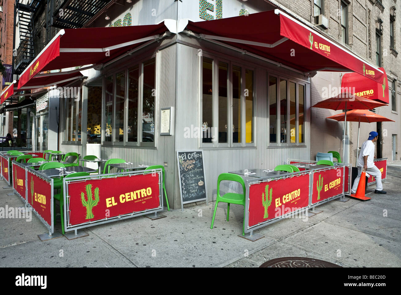 Restaurante mexicano de esquina con toldo y acera asientos en colores  mexicanos en la Ciudad de Nueva York Hells Kitchen vecindario (Clinton  Fotografía de stock - Alamy