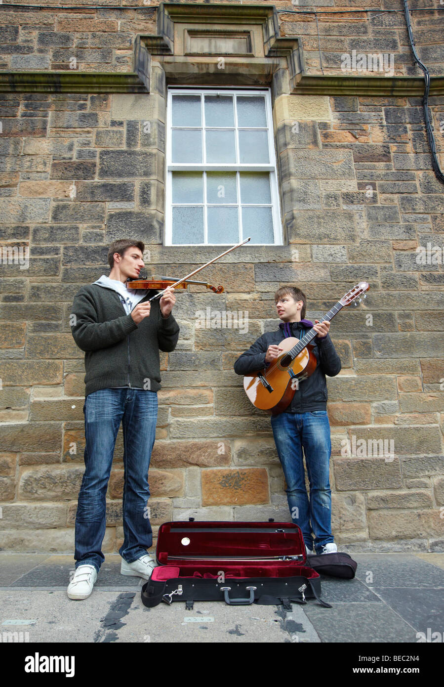Músicos que tocan en la Royal Mile de Edimburgo Scotland Reino Unido Foto de stock