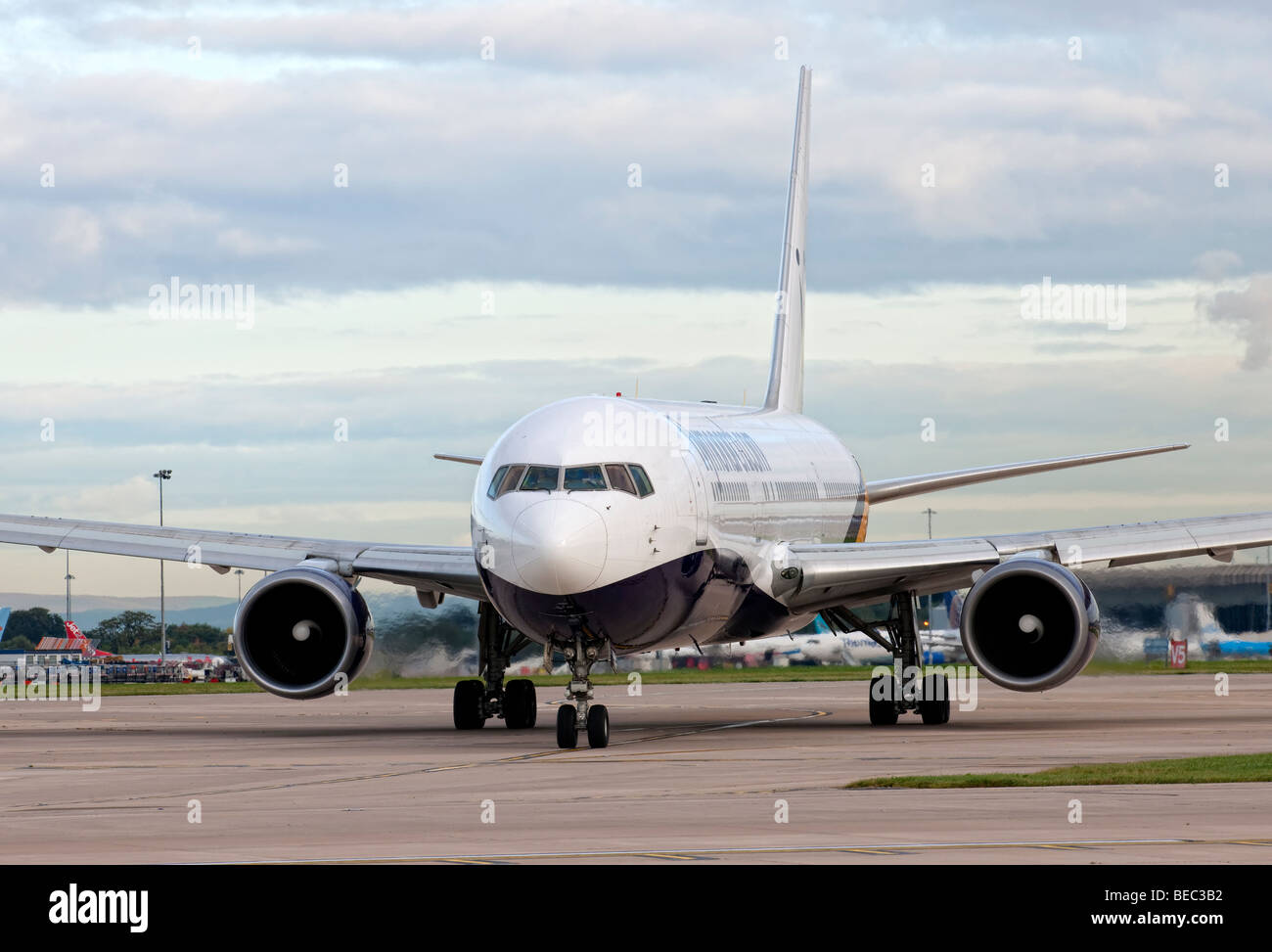 Monarca de rodadura de aviones para despegar desde el aeropuerto de Manchester (circunvalación) en el aeropuerto de Manchester, Inglaterra Foto de stock