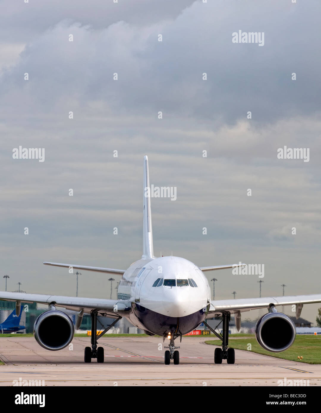 Monarca de rodadura de aviones para despegar desde el aeropuerto de Manchester (circunvalación) en el aeropuerto de Manchester, Inglaterra Foto de stock