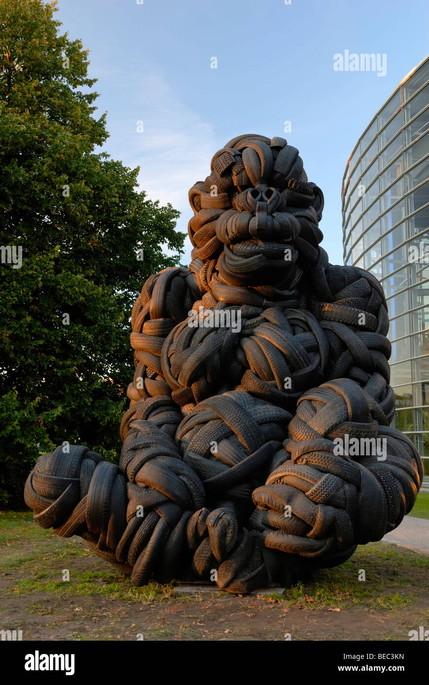 "Todo es Posible" es el nombre de la nueva obra de arte ambiental un gorila gigante hecho de caucho de los neumáticos. Un estonio Foto de stock