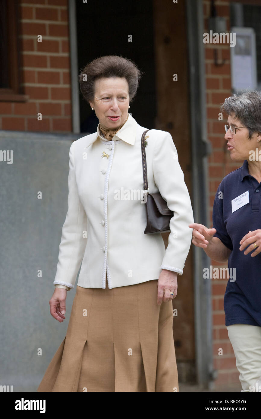 La Familia Real Británica de Su Alteza Real la Princesa Ana, la Princesa Real, a un compromiso oficial a una escuela de equitación en Chigwell Foto de stock