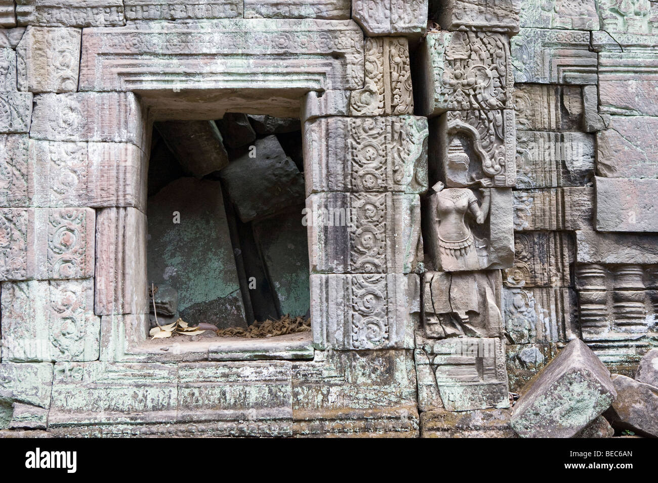 Diseños tallados en bajorrelieve en un templo de Angkor en Camboya Foto de stock