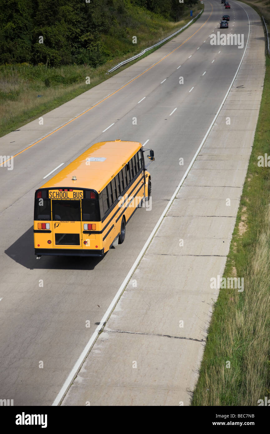 Autobús escolar amarillo visto desde un puente. Foto de stock