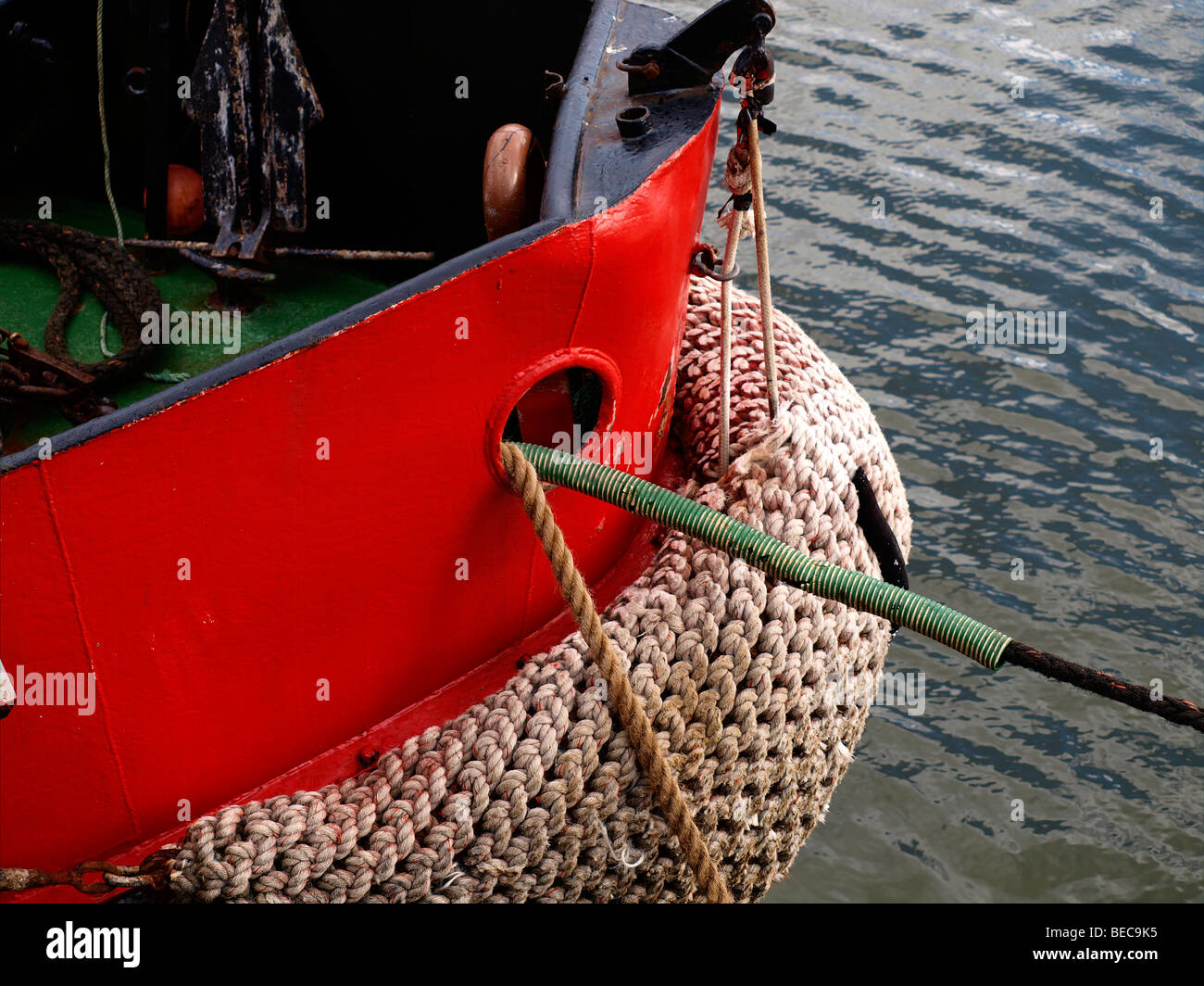 Detalle de la proa de un barco de charter de angulación del mar rojo con un guardabarros tradicional de cuerda trenzada. Foto de stock