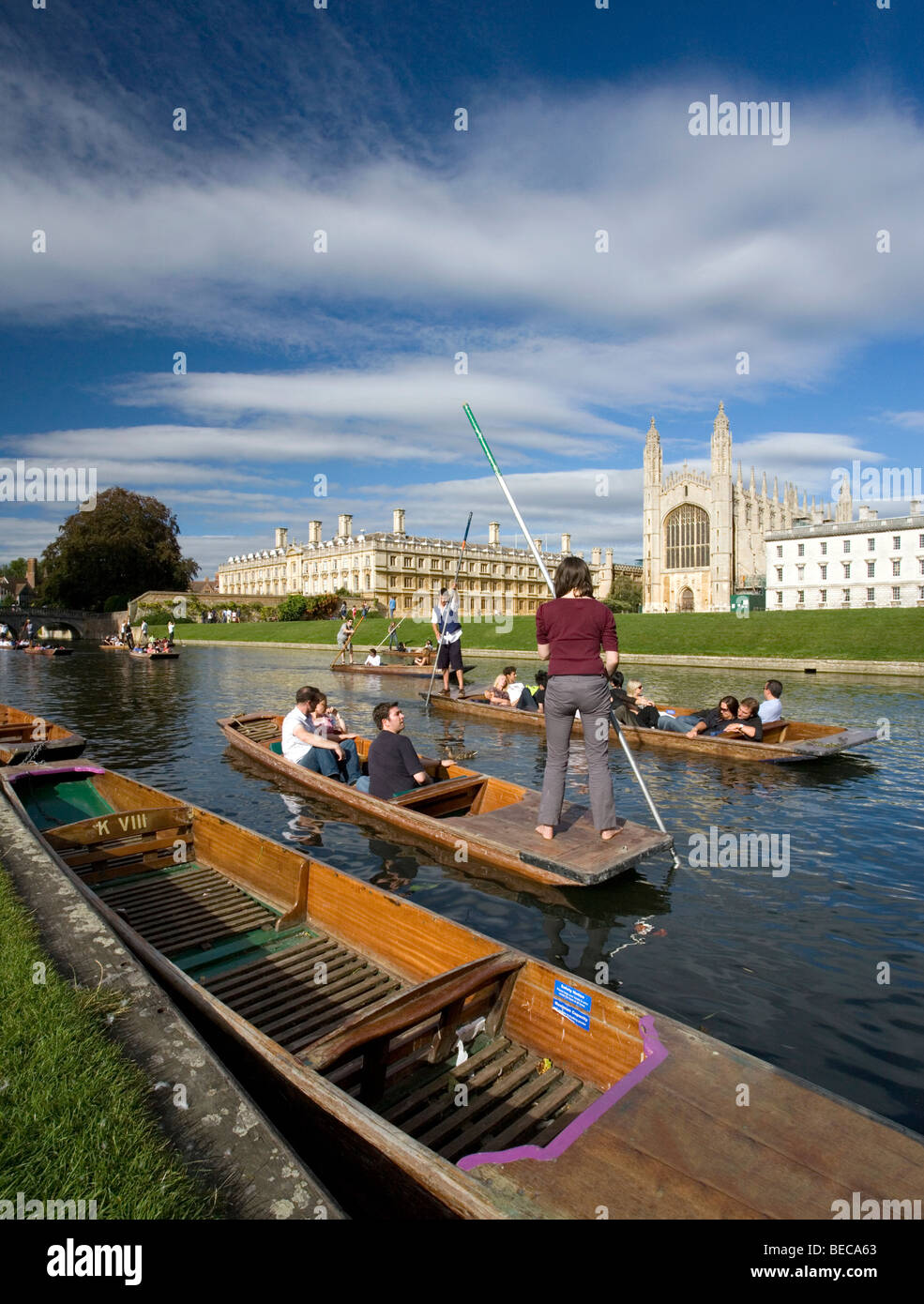 Punt barco con turistas en el río Cam en el Kings College de Cambridge, Cambridgeshire, Reino Unido. Foto de stock