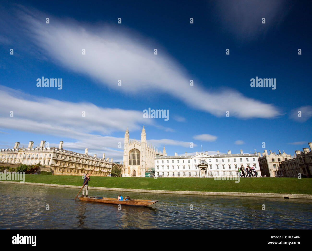 Punt barco con turistas en el río Cam en el Kings College de Cambridge, Cambridgeshire, Reino Unido. Foto de stock